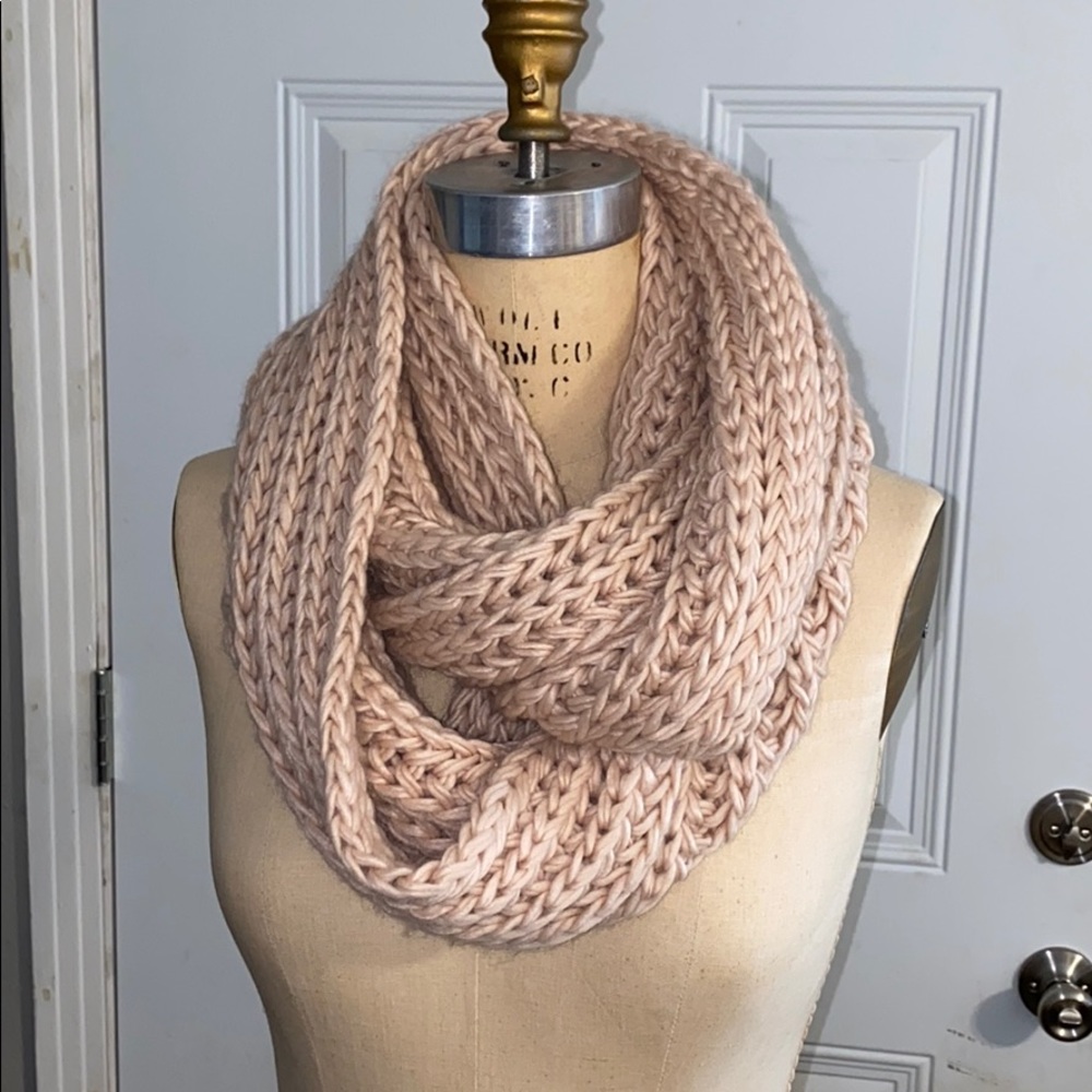 H&M pink knitted scarf
